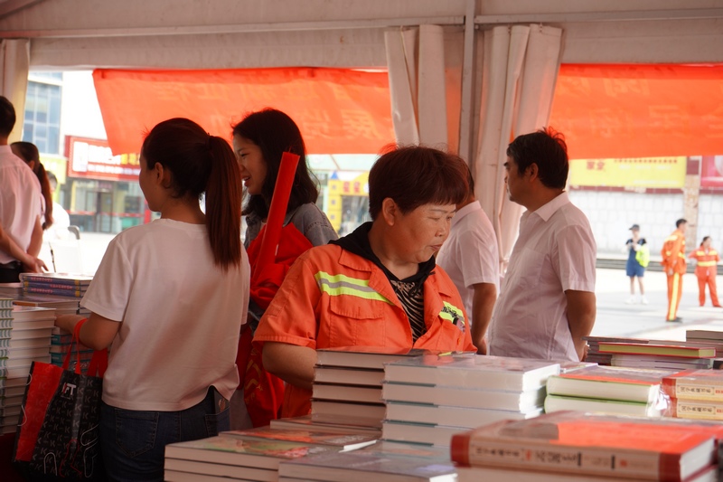 正在選購(gòu)圖書(shū)的市民。黃源匯攝