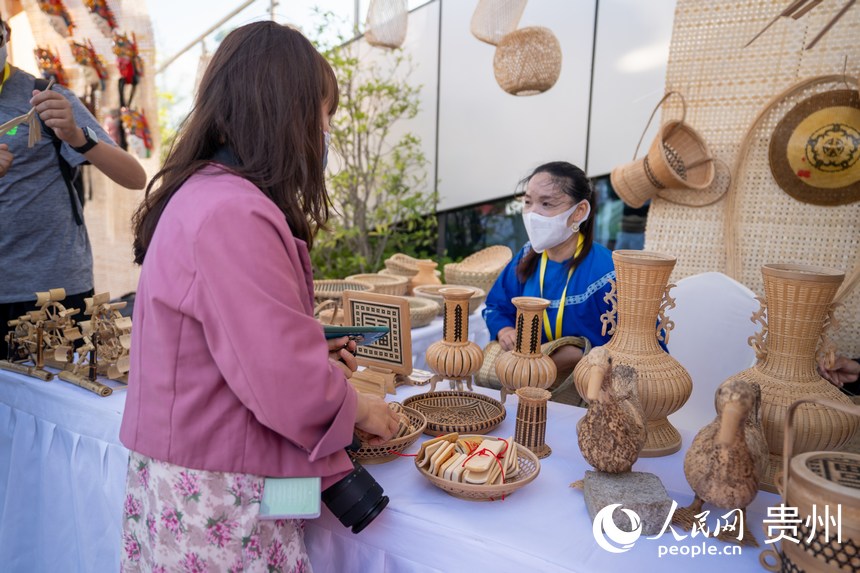 參會(huì)嘉賓參觀山地生活消費(fèi)與非遺傳承展。人民網(wǎng) 涂敏攝