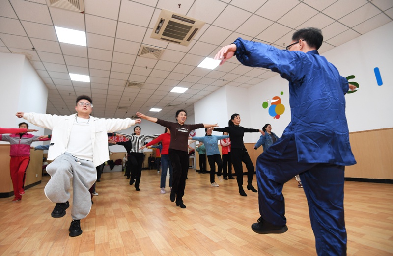 圖片（10）“楊氏太極長拳”傳承人何禮勇指導轄區(qū)群眾學習簡單太極拳招式。