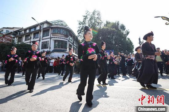 11月10日，苗族民眾在巡游中跳舞。當日，2024中國·雷山苗年暨鼓藏節(jié)萬人非遺巡游在貴州省<a href=http://www.gzculture.net target=_blank class=infotextkey>黔東南</a>苗族侗族自治州雷山縣舉行。中新社記者 瞿宏倫 攝