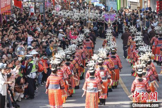 11月10日，苗族民眾穿著節(jié)日盛裝參加巡游。當日，2024中國·雷山苗年暨鼓藏節(jié)萬人非遺巡游在貴州省<a href=http://www.gzculture.net target=_blank class=infotextkey>黔東南</a>苗族侗族自治州雷山縣舉行。中新社記者 瞿宏倫 攝