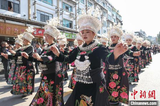 11月10日，苗族民眾穿著節(jié)日盛裝參加巡游。當日，2024中國·雷山苗年暨鼓藏節(jié)萬人非遺巡游在貴州省<a href=http://www.gzculture.net target=_blank class=infotextkey>黔東南</a>苗族侗族自治州雷山縣舉行。中新社記者 瞿宏倫 攝