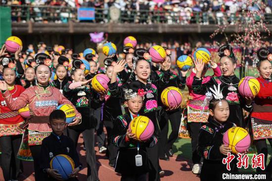 11月10日，雷山“姑媽籃球”代表隊參加巡游。當日，2024中國·雷山苗年暨鼓藏節(jié)萬人非遺巡游在貴州省<a href=http://www.gzculture.net target=_blank class=infotextkey>黔東南</a>苗族侗族自治州雷山縣舉行。中新社記者 瞿宏倫 攝