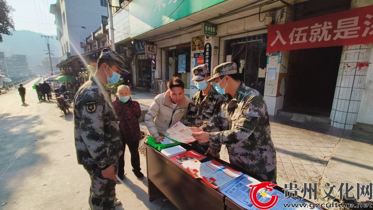 圖為：專武干部和志愿者 在為青年講解政策 (1).jpg