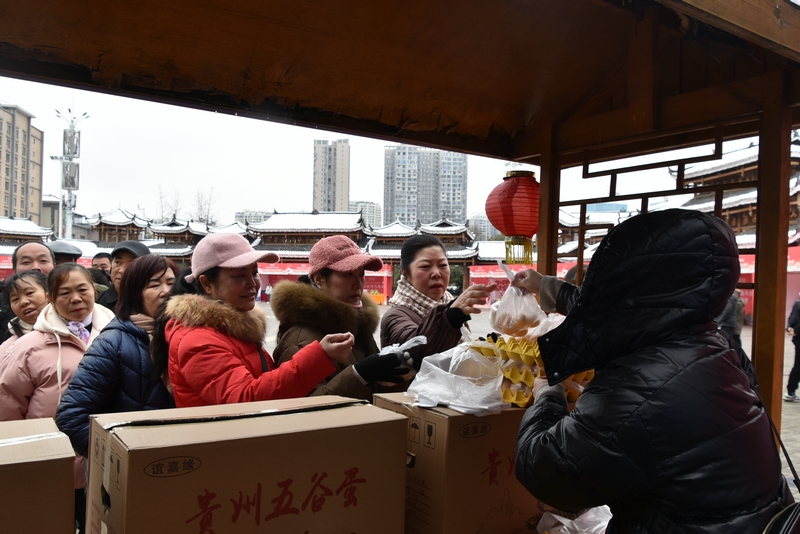 市民紛紛前來(lái)購(gòu)年貨。