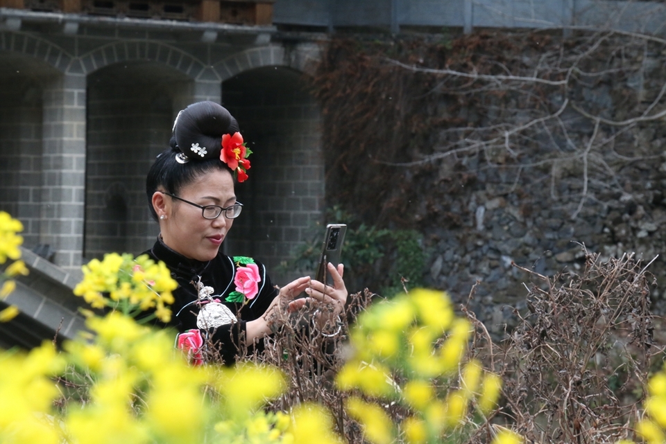 貴州雷山郎德苗寨：油菜花盛景催生“花經(jīng)濟(jì)”_fororder_圖為游客在旅拍3.JPG