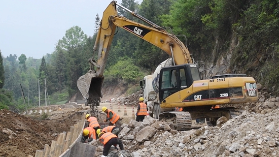 貴州鎮(zhèn)遠(yuǎn)G211大地至小田溪公路改擴(kuò)建工程火熱施工_fororder_4月16日(1)