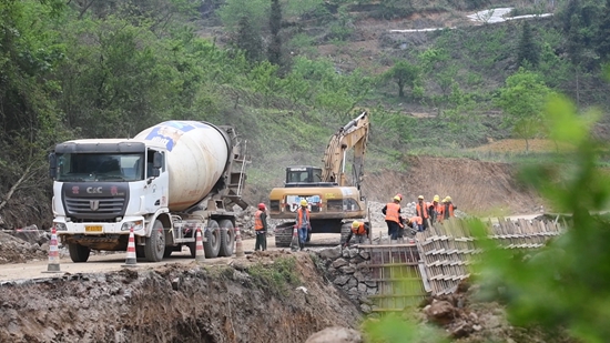 貴州鎮(zhèn)遠(yuǎn)G211大地至小田溪公路改擴(kuò)建工程火熱施工_fororder_4月16日(6)