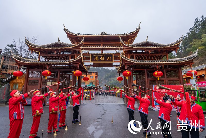 nEO_IMG_2 團(tuán)龍村“幸福土家過趕年”活動現(xiàn)場，村民吹嗩吶迎客。人民網(wǎng)記者 涂敏攝