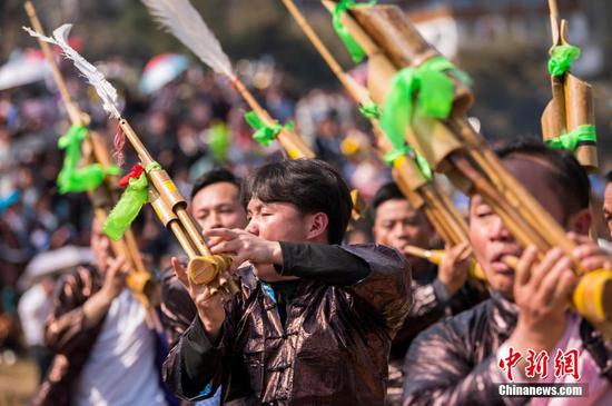 圖為在貴州省從江縣丙妹鎮(zhèn)敖里苗寨，黔桂民眾吹奏蘆笙比響。