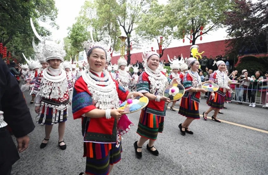 貴州臺(tái)江：萬(wàn)名苗族同胞盛裝游演 盡展民俗文化自信_(tái)fororder_640 (3)