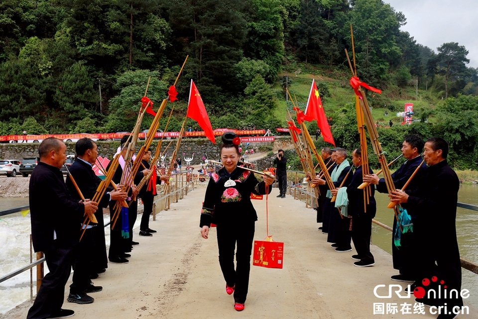 貴州凱里朗利苗寨舉行鼓藏節(jié)“起鼓年”民俗活動_fororder_回來參加鼓藏節(jié)的苗家姑媽  攝影  楊展凌