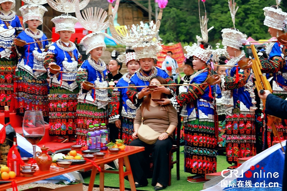 貴州凱里朗利苗寨舉行鼓藏節(jié)“起鼓年”民俗活動_fororder_苗家敬酒最高禮儀“高山流水”  攝影  楊展凌