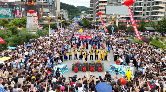 貴州惠水：花樣慶端午 多彩民俗感受文化魅力_fororder_巡游活動(dòng)現(xiàn)場(chǎng) (1)