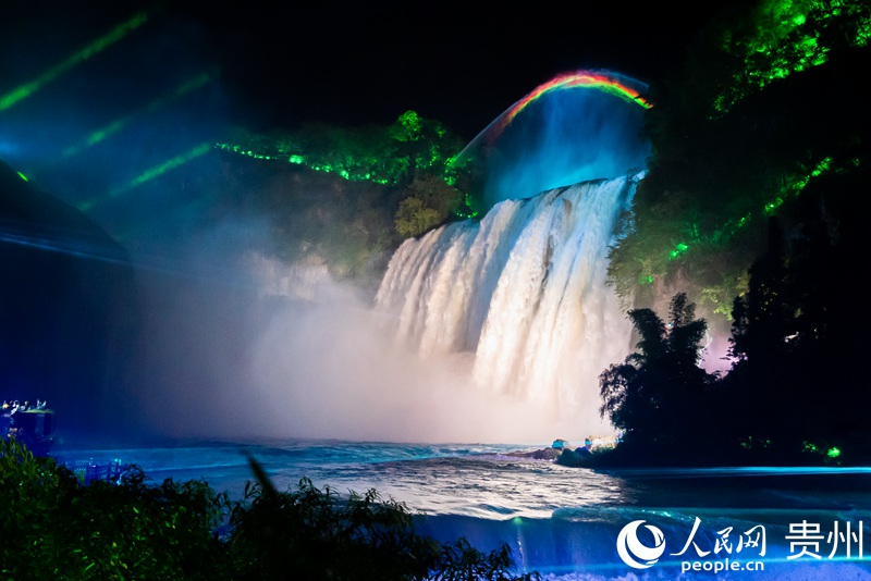 黃果樹瀑布夜景。人民網(wǎng) 涂敏攝