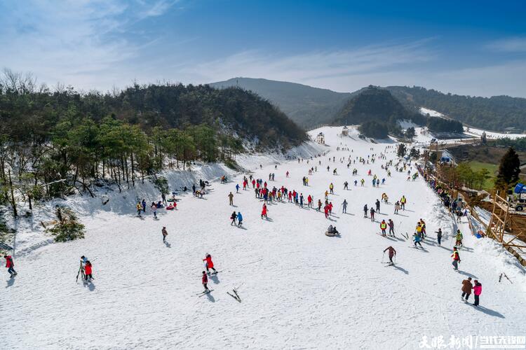 滑雪開板 溫泉熱?。鹣嗳邳c燃冬季旅游市場