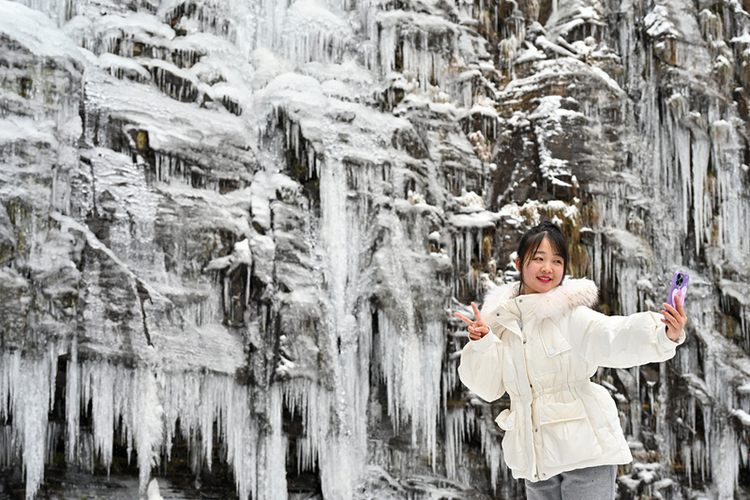 百里杜鵑：九龍山冰瀑美如畫 引來游客翩翩起舞