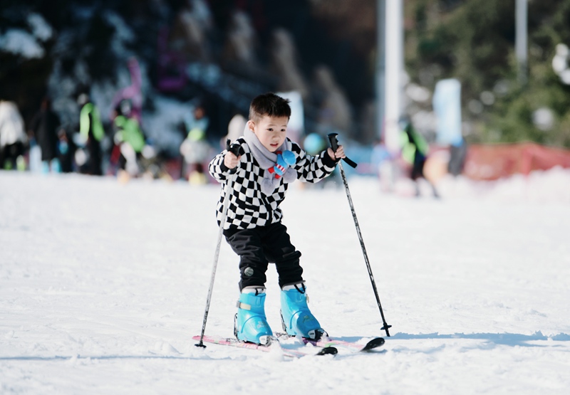 游客在梅花山國(guó)際滑雪場(chǎng)享受冰雪樂(lè)趣。尚宇杰攝