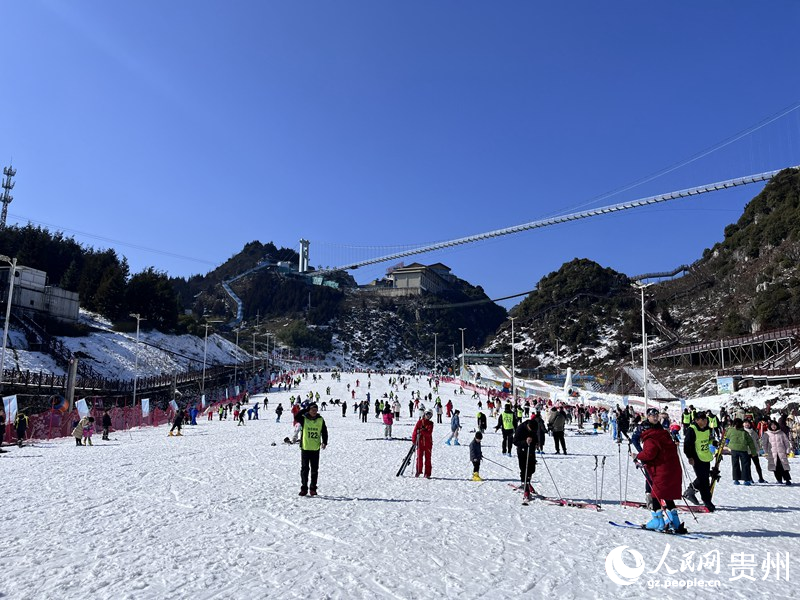 1月29日，梅花山國(guó)際滑雪場(chǎng)人氣足。人民網(wǎng) 陳潔泉攝