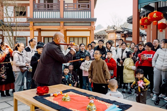 神獸鬧春、新春游園、民俗會 貴州都勻各景區(qū)景點(diǎn)花式慶龍年_fororder_秦漢影視城4