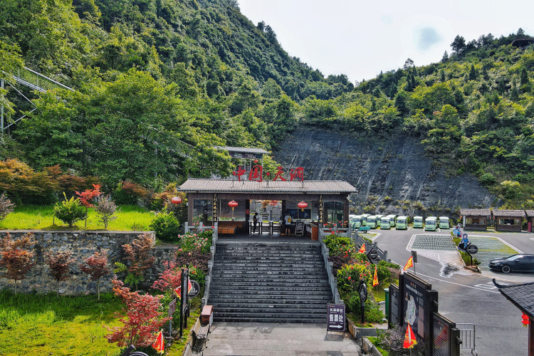 溶洞美景超驚艷！滑板車嗨翻全場！貴州大山里的“地心世界”太迷人