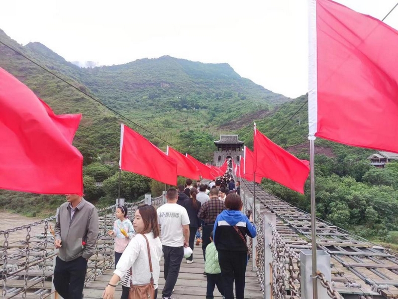 紅軍橋上，人潮涌動。