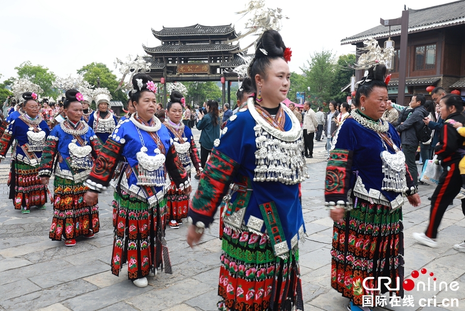 貴州丹寨“五一”旅游市場火熱 舉辦精彩紛呈系列活動_fororder_苗族盛裝巡游  攝影  楊展凌