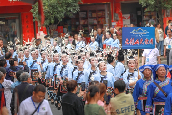 貴州天柱：以“歌”為媒 以“節(jié)”促旅 文旅融合發(fā)展走向“詩意遠(yuǎn)方”_fororder_苗侗同胞身著盛裝參加邦洞“四月八”巡游2.JPG