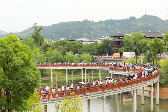 貴州天柱：以“歌”為媒 以“節(jié)”促旅 文旅融合發(fā)展走向“詩意遠(yuǎn)方”_fororder_邦洞“四月八耕牛文化節(jié)”，半島公園游人如織.JPG