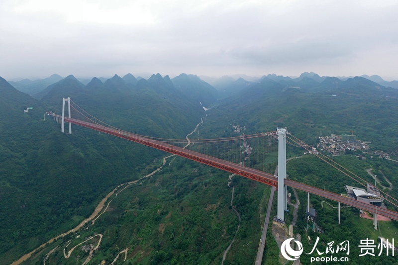 6月23日拍攝的壩陵河大橋，飛跨峽谷，雄奇壯美。人民網記者 翁奇羽攝