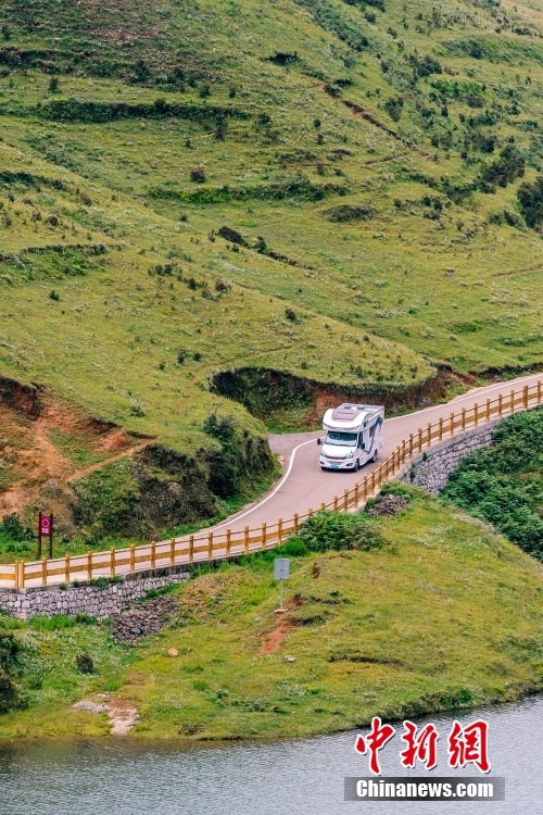 也可以在山間尋一處阿勒泰同款風(fēng)景自駕旅行。