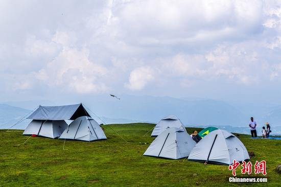 也可以選擇在山間草場(chǎng)露營(yíng)，與大自然無限親近。