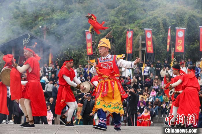 祭祀大典“樂祭”中的“娛神舞”表演?！■暮陚?攝