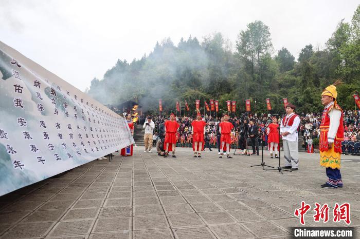 祭祀人員宣讀祭文。　瞿宏倫 攝