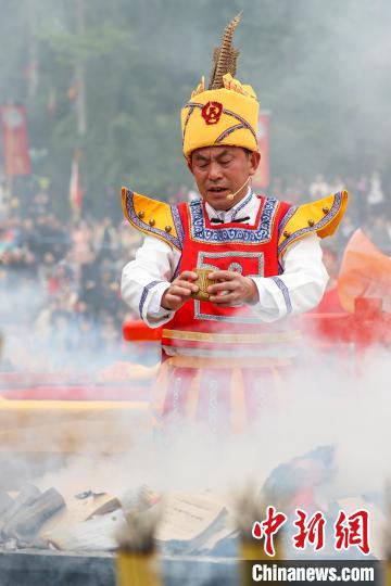 主祭師向仡佬族先祖敬酒。　瞿宏倫 攝