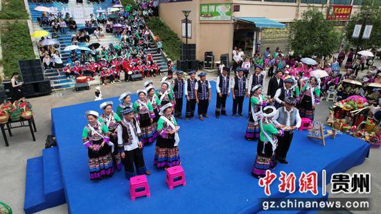 7月11日是貴州冊亨縣布依族苗族群眾的傳統(tǒng)節(jié)日“六月六”，當(dāng)?shù)亻_展非遺展演，這是民間文藝隊(duì)表演。