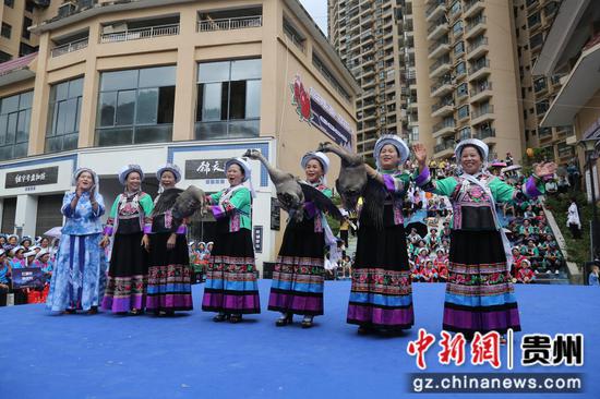 7月11日是貴州冊亨縣布依族苗族群眾的傳統(tǒng)節(jié)日“六月六”，參加展演的群眾領(lǐng)取特色獎品。