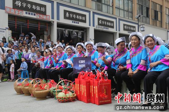 7月11日是貴州冊亨縣布依族苗族群眾的傳統(tǒng)節(jié)日“六月六”，當(dāng)?shù)厝罕妿еY品走訪親朋好友。