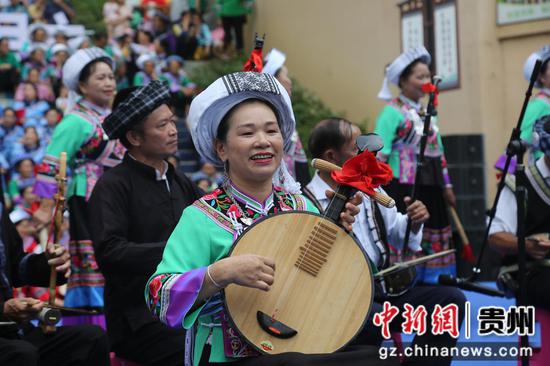 7月11日是貴州冊亨縣布依族苗族群眾的傳統(tǒng)節(jié)日“六月六”，當(dāng)?shù)亻_展非遺展演，這是民間文藝隊(duì)表演。