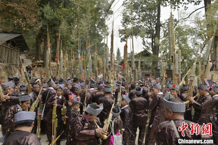 貴州省從江縣丙妹鎮(zhèn)大塘村苗族同胞在吹蘆笙踩堂。　吳德軍 攝