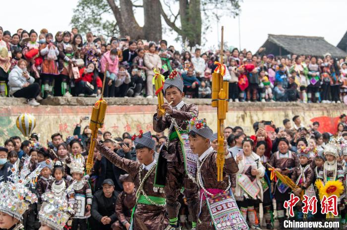 苗族小朋友在貴州省從江縣丙妹鎮(zhèn)大塘村的蘆笙節(jié)上吹奏蘆笙?！堑萝?攝