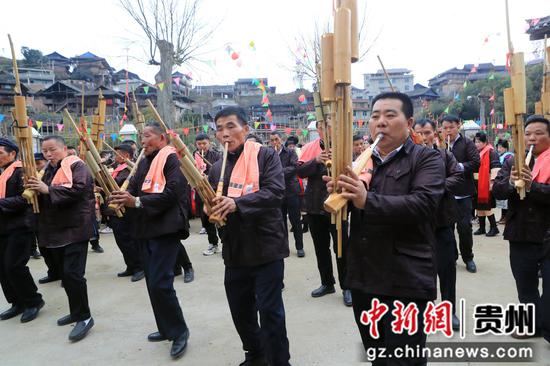 2024年2月14日，在貴州省榕江縣樂里鎮(zhèn)喬勒侗寨，侗族群眾在“吃相思”活動(dòng)中吹蘆笙。 楊文舒 攝