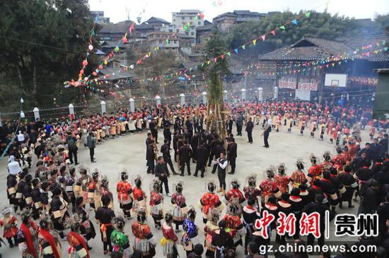 2024年2月14日，在貴州省榕江縣樂里鎮(zhèn)喬勒侗寨，侗族群眾在“吃相思”活動(dòng)中跳蘆笙舞。  楊文舒 攝