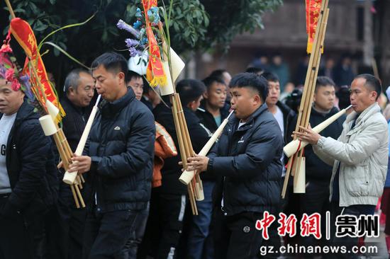 2024年2月15日，在貴州省榕江縣古州鎮(zhèn)高武村，身著盛裝的苗族姑娘跳蘆笙舞。楊文舒  攝