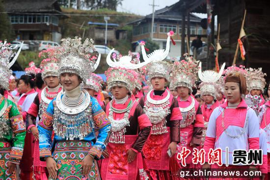 2024年2月15日，在貴州省榕江縣古州鎮(zhèn)高武村，身著盛裝的苗族姑娘跳蘆笙舞。楊文舒  攝