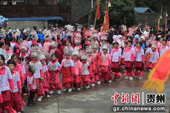 2024年2月15日，在貴州省榕江縣古州鎮(zhèn)高武村，身著盛裝的苗族姑娘跳蘆笙舞。 楊文舒 攝