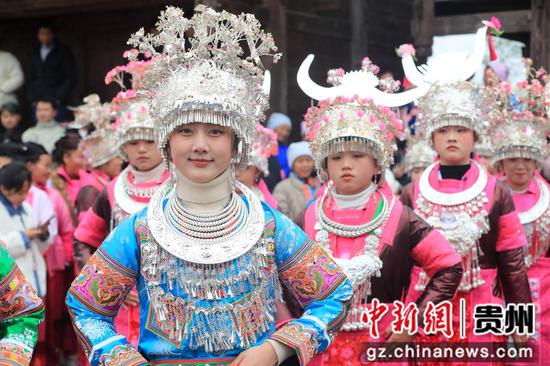 2024年2月15日，在貴州省榕江縣古州鎮(zhèn)高武村，身著盛裝的苗族姑娘跳蘆笙舞。楊文舒 攝