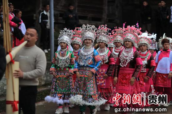 2024年2月15日，在貴州省榕江縣古州鎮(zhèn)高武村，身著盛裝的苗族姑娘跳蘆笙舞。  楊文舒 攝