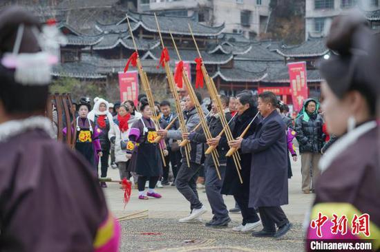 圖為蘆笙會(huì)現(xiàn)場(chǎng)，苗族同胞吹奏蘆笙。吳大平 攝