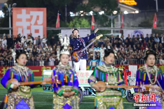 水木年華成員繆杰在電動三輪車上演唱。